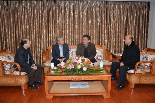 南寧市委常委、組織部部長譚向光慰問公司總經(jīng)理宋海農(nóng)博士1.jpg