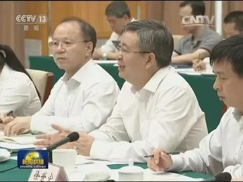 廣西博世科環(huán)保科技股份有限公司董事長(zhǎng)王雙飛(右三)參加座談會(huì).jpg